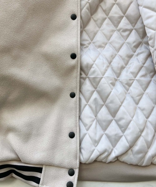 AS KNOW AS plus（アズノゥアズプラス）の「◇バイカラー ワッペンスタジャン（スタジャン・レディース・ベージュ系/ブラック系/ネイビー系・FREE）」の4枚目の写真