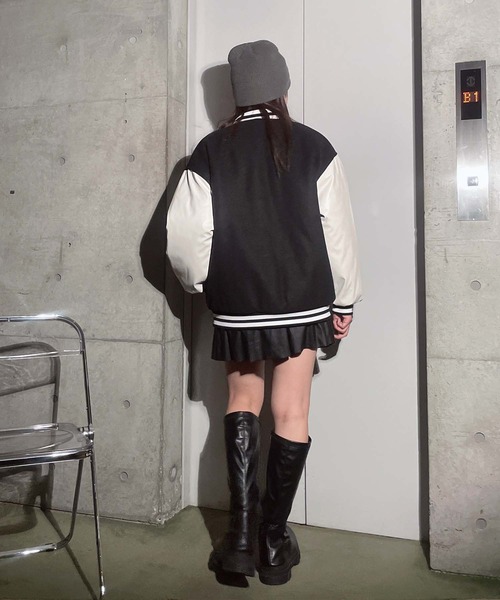 AS KNOW AS plus（アズノゥアズプラス）の「◇バイカラー ワッペンスタジャン（スタジャン・レディース・ベージュ系/ブラック系/ネイビー系・FREE）」の17枚目の写真