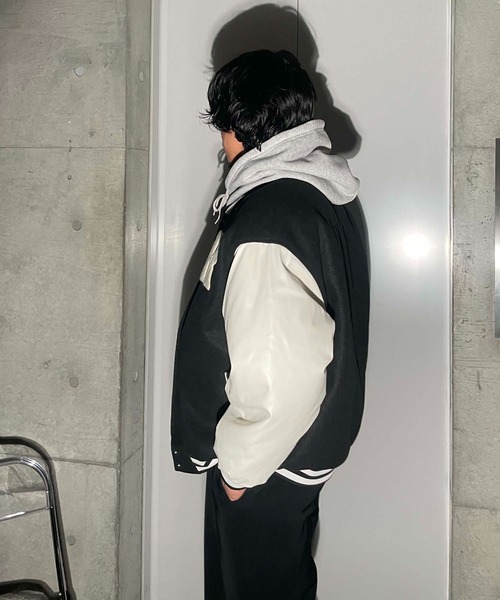 AS KNOW AS plus（アズノゥアズプラス）の「◇バイカラー ワッペンスタジャン（スタジャン・レディース・ベージュ系/ブラック系/ネイビー系・FREE）」の22枚目の写真