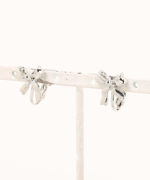 FOREVER 21(フォーエバー トゥエンティーワン)の「リボンイヤリング(イヤリング・レディース・シルバー・FREE)」の3枚目の写真