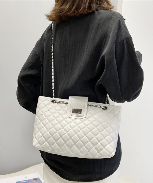 L LABEL（エルラベル）の「キルティングチェーントートバッグ（トートバッグ・レディース・ホワイト/レッド/ベージュ/ブラック・FREE）」の2枚目の写真