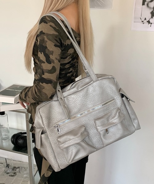 lilful(リルフル)の「【A4収納可能!】マルチポケット ヴィンテージ風 アイレットベルトショルダーバック(ショルダーバッグ・レディース・ブラック/グレー・F)」の1枚目の写真