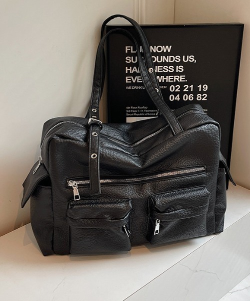 lilful(リルフル)の「【A4収納可能!】マルチポケット ヴィンテージ風 アイレットベルトショルダーバック(ショルダーバッグ・レディース・ブラック/グレー・F)」の13枚目の写真