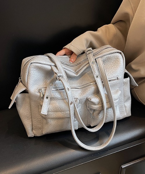 lilful(リルフル)の「【A4収納可能!】マルチポケット ヴィンテージ風 アイレットベルトショルダーバック(ショルダーバッグ・レディース・ブラック/グレー・F)」の12枚目の写真