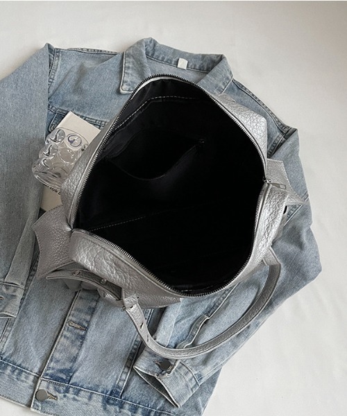 lilful(リルフル)の「【A4収納可能!】マルチポケット ヴィンテージ風 アイレットベルトショルダーバック(ショルダーバッグ・レディース・ブラック/グレー・F)」の21枚目の写真