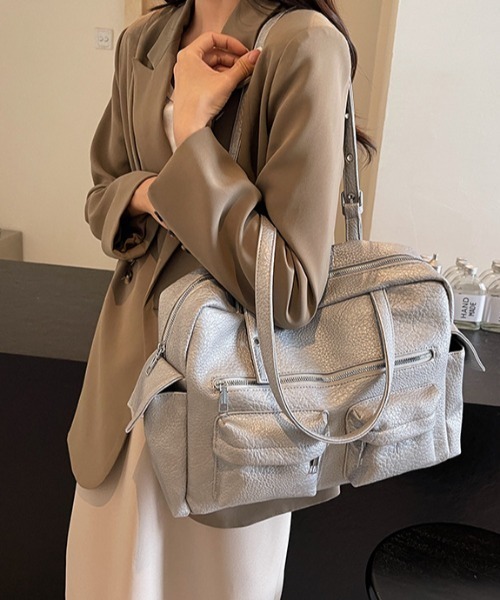 lilful(リルフル)の「【A4収納可能!】マルチポケット ヴィンテージ風 アイレットベルトショルダーバック(ショルダーバッグ・レディース・ブラック/グレー・F)」の10枚目の写真