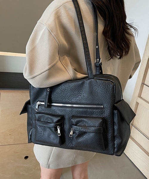 lilful(リルフル)の「【A4収納可能!】マルチポケット ヴィンテージ風 アイレットベルトショルダーバック(ショルダーバッグ・レディース・ブラック/グレー・F)」の3枚目の写真