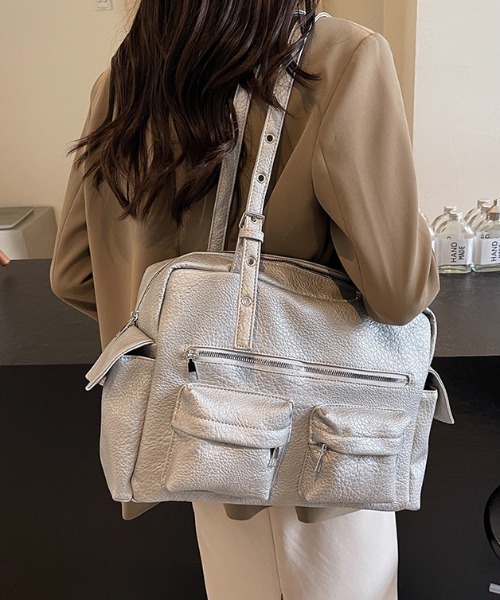 lilful(リルフル)の「【A4収納可能!】マルチポケット ヴィンテージ風 アイレットベルトショルダーバック(ショルダーバッグ・レディース・ブラック/グレー・F)」の8枚目の写真