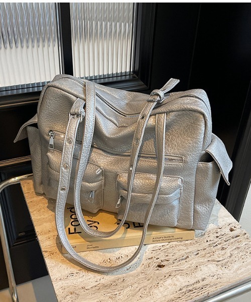 lilful(リルフル)の「【A4収納可能!】マルチポケット ヴィンテージ風 アイレットベルトショルダーバック(ショルダーバッグ・レディース・ブラック/グレー・F)」の15枚目の写真