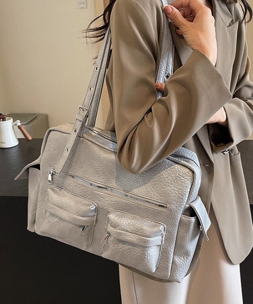 lilful(リルフル)の「【A4収納可能!】マルチポケット ヴィンテージ風 アイレットベルトショルダーバック(ショルダーバッグ・レディース・ブラック/グレー・F)」の9枚目の写真