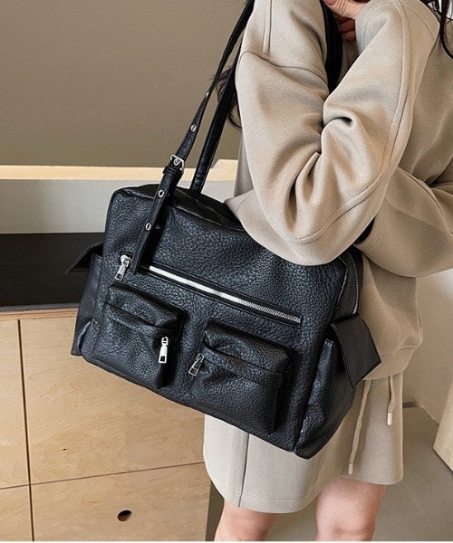 lilful(リルフル)の「【A4収納可能!】マルチポケット ヴィンテージ風 アイレットベルトショルダーバック(ショルダーバッグ・レディース・ブラック/グレー・F)」の5枚目の写真