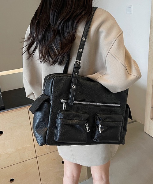 lilful(リルフル)の「【A4収納可能!】マルチポケット ヴィンテージ風 アイレットベルトショルダーバック(ショルダーバッグ・レディース・ブラック/グレー・F)」の6枚目の写真