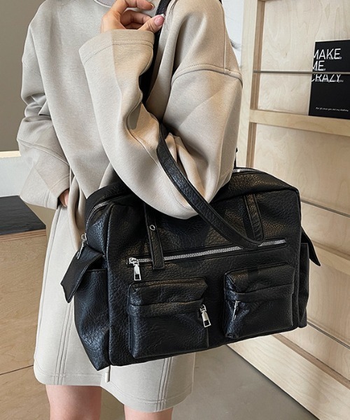 lilful(リルフル)の「【A4収納可能!】マルチポケット ヴィンテージ風 アイレットベルトショルダーバック(ショルダーバッグ・レディース・ブラック/グレー・F)」の4枚目の写真