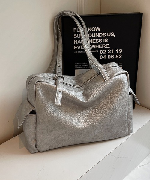 lilful(リルフル)の「【A4収納可能!】マルチポケット ヴィンテージ風 アイレットベルトショルダーバック(ショルダーバッグ・レディース・ブラック/グレー・F)」の19枚目の写真