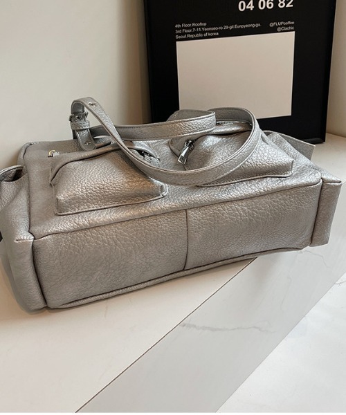 lilful(リルフル)の「【A4収納可能!】マルチポケット ヴィンテージ風 アイレットベルトショルダーバック(ショルダーバッグ・レディース・ブラック/グレー・F)」の17枚目の写真