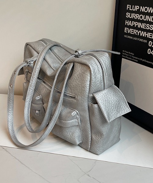 lilful(リルフル)の「【A4収納可能!】マルチポケット ヴィンテージ風 アイレットベルトショルダーバック(ショルダーバッグ・レディース・ブラック/グレー・F)」の18枚目の写真