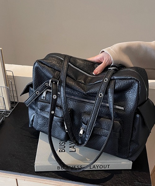 lilful(リルフル)の「【A4収納可能!】マルチポケット ヴィンテージ風 アイレットベルトショルダーバック(ショルダーバッグ・レディース・ブラック/グレー・F)」の7枚目の写真