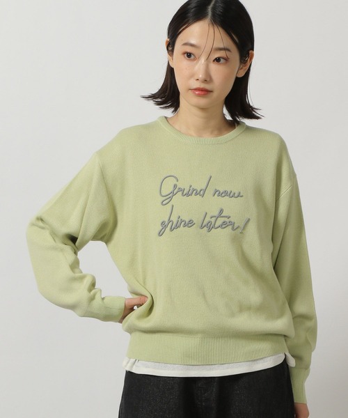 LAKOLE（ラコレ）の「刺繍ロゴニットプルオーバー / 289668（ニット/セーター・レディース・チャコールグレー/オレンジ/ライトグリーン/アイボリー・FREE）」の3枚目の写真