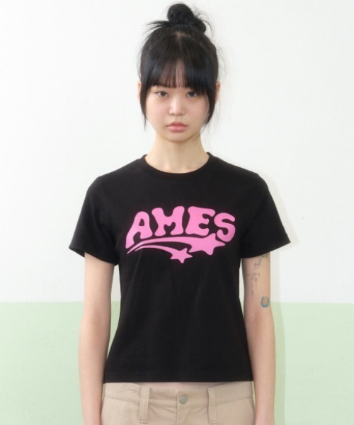AMESWORLDWIDE（アメスワールドワイド）の「A'GEM/9 × .kom 『AMESWORLDWIDE/アメスワールドワイド』NEW AMES LOGO TEE /ニューアメスロゴTEE（Tシャツ/カットソー・レディース・イエロー/ブラック/ホワイト・L/S）」の2枚目の写真