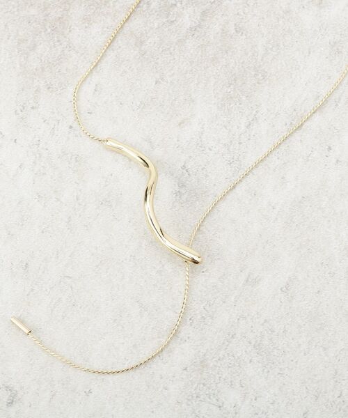 OPAQUE.CLIP（オペークドットクリップ）の「ねじりメタルスライドネックレス（ネックレス・レディース・ゴールド/シルバー・00）」の3枚目の写真
