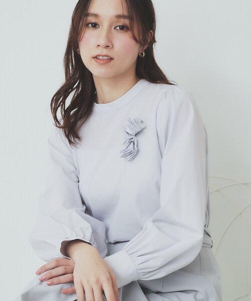 index（インデックス）の「コサージュ付きタックパフブラウス【洗濯機洗い可/イージーアイロン】（シャツ/ブラウス・レディース・チャコールグレー/オフホワイト/サックスブルー・40/38/36/42）」の3枚目の写真