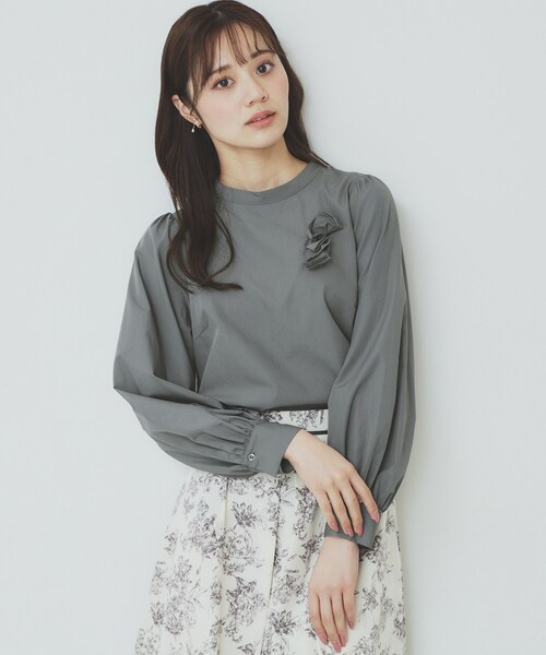 index（インデックス）の「コサージュ付きタックパフブラウス【洗濯機洗い可/イージーアイロン】（シャツ/ブラウス・レディース・チャコールグレー/オフホワイト/サックスブルー・40/38/36/42）」の2枚目の写真