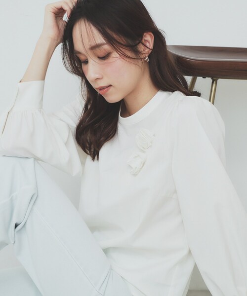 index（インデックス）の「コサージュ付きタックパフブラウス【洗濯機洗い可/イージーアイロン】（シャツ/ブラウス・レディース・チャコールグレー/オフホワイト/サックスブルー・40/38/36/42）」の4枚目の写真