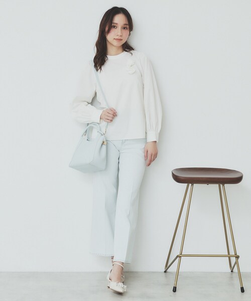 index（インデックス）の「コサージュ付きタックパフブラウス【洗濯機洗い可/イージーアイロン】（シャツ/ブラウス・レディース・チャコールグレー/オフホワイト/サックスブルー・40/38/36/42）」の5枚目の写真