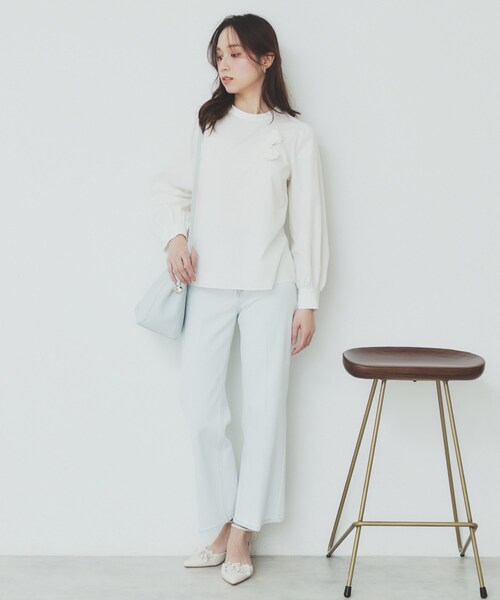 index（インデックス）の「コサージュ付きタックパフブラウス【洗濯機洗い可/イージーアイロン】（シャツ/ブラウス・レディース・チャコールグレー/オフホワイト/サックスブルー・40/38/36/42）」の6枚目の写真