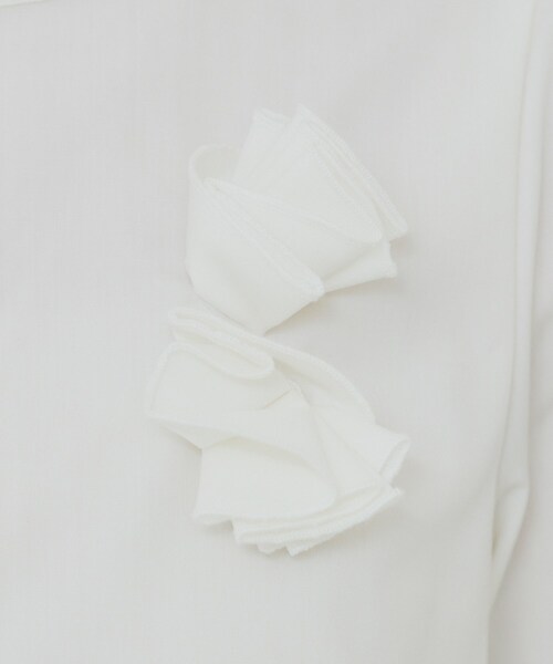 index（インデックス）の「コサージュ付きタックパフブラウス【洗濯機洗い可/イージーアイロン】（シャツ/ブラウス・レディース・チャコールグレー/オフホワイト/サックスブルー・40/38/36/42）」の7枚目の写真