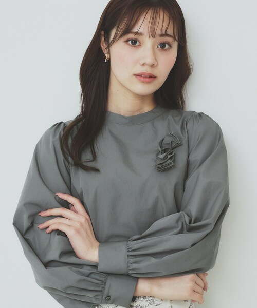 index（インデックス）の「コサージュ付きタックパフブラウス【洗濯機洗い可/イージーアイロン】（シャツ/ブラウス・レディース・チャコールグレー/オフホワイト/サックスブルー・40/38/36/42）」の8枚目の写真