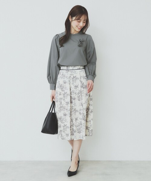 index（インデックス）の「コサージュ付きタックパフブラウス【洗濯機洗い可/イージーアイロン】（シャツ/ブラウス・レディース・チャコールグレー/オフホワイト/サックスブルー・40/38/36/42）」の9枚目の写真