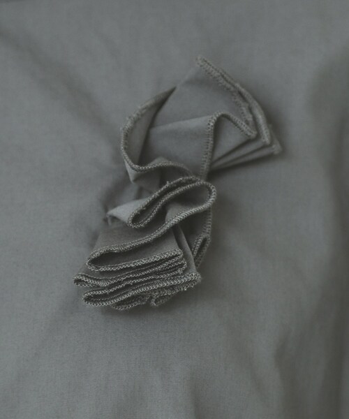 index（インデックス）の「コサージュ付きタックパフブラウス【洗濯機洗い可/イージーアイロン】（シャツ/ブラウス・レディース・チャコールグレー/オフホワイト/サックスブルー・40/38/36/42）」の11枚目の写真