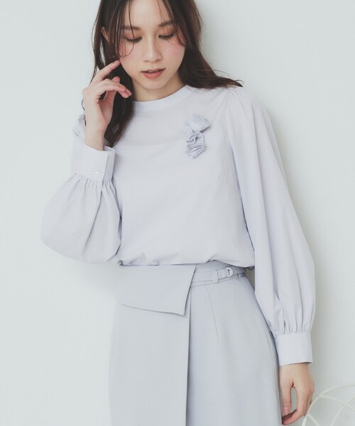 index（インデックス）の「コサージュ付きタックパフブラウス【洗濯機洗い可/イージーアイロン】（シャツ/ブラウス・レディース・チャコールグレー/オフホワイト/サックスブルー・40/38/36/42）」の12枚目の写真