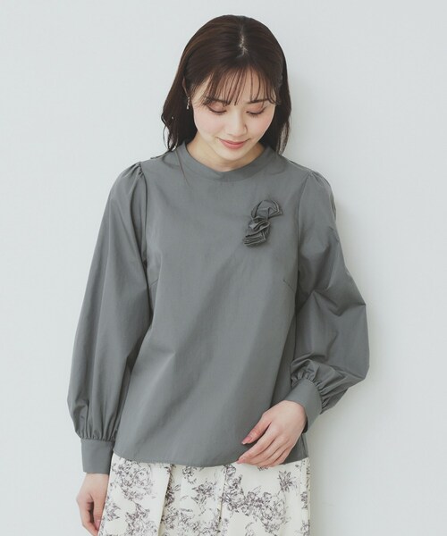 index（インデックス）の「コサージュ付きタックパフブラウス【洗濯機洗い可/イージーアイロン】（シャツ/ブラウス・レディース・チャコールグレー/オフホワイト/サックスブルー・40/38/36/42）」の16枚目の写真