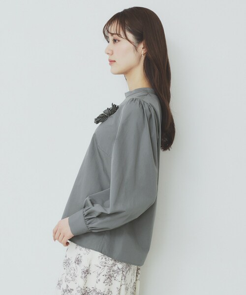 index（インデックス）の「コサージュ付きタックパフブラウス【洗濯機洗い可/イージーアイロン】（シャツ/ブラウス・レディース・チャコールグレー/オフホワイト/サックスブルー・40/38/36/42）」の17枚目の写真