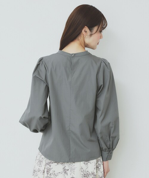 index（インデックス）の「コサージュ付きタックパフブラウス【洗濯機洗い可/イージーアイロン】（シャツ/ブラウス・レディース・チャコールグレー/オフホワイト/サックスブルー・40/38/36/42）」の18枚目の写真