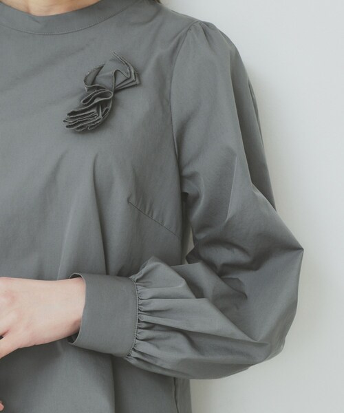 index（インデックス）の「コサージュ付きタックパフブラウス【洗濯機洗い可/イージーアイロン】（シャツ/ブラウス・レディース・チャコールグレー/オフホワイト/サックスブルー・40/38/36/42）」の21枚目の写真