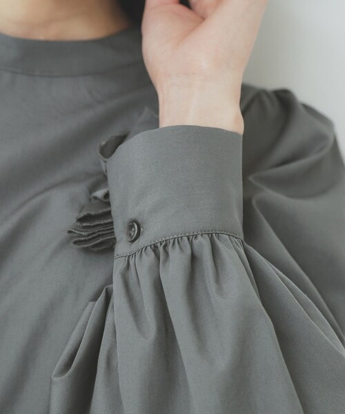 index（インデックス）の「コサージュ付きタックパフブラウス【洗濯機洗い可/イージーアイロン】（シャツ/ブラウス・レディース・チャコールグレー/オフホワイト/サックスブルー・40/38/36/42）」の22枚目の写真