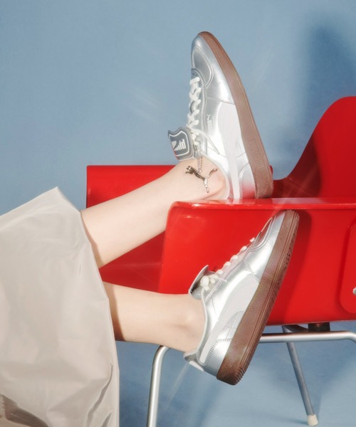 PUMA（プーマ）の「【emmi×PUMA】PALERMO PREMIUM（スニーカー・レディース・シルバー・22.5cm/23cm/23.5cm/24cm/24.5cm/25cm/28.5cm/28cm/27.5cm/27cm/26.5cm/26cm/25.5cm）」の2枚目の写真