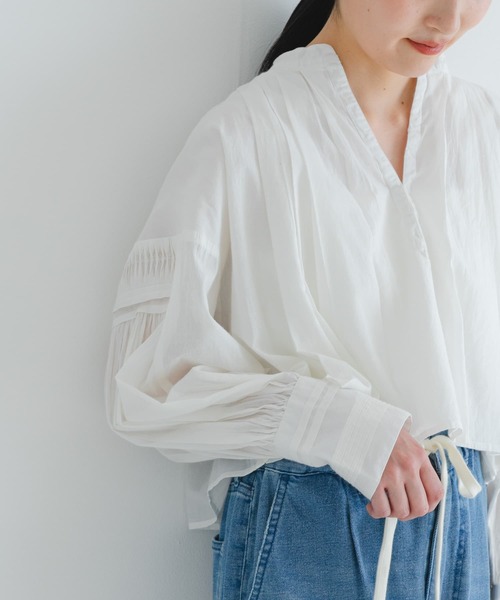 URBAN RESEARCH（アーバンリサーチ）の「コットンボイルタックショートシャツ（シャツ/ブラウス・レディース・オフホワイト/ベージュ/ブラック・FREE）」の2枚目の写真