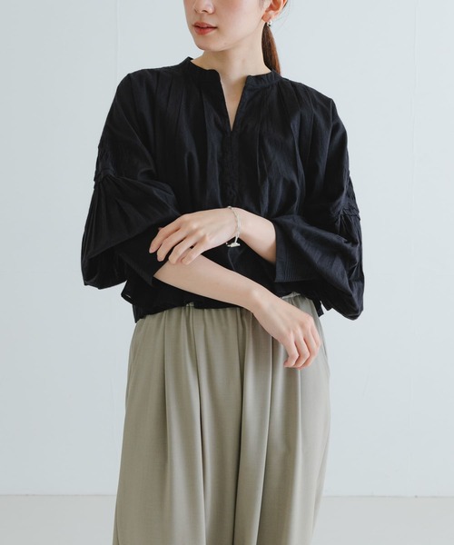 URBAN RESEARCH（アーバンリサーチ）の「コットンボイルタックショートシャツ（シャツ/ブラウス・レディース・オフホワイト/ベージュ/ブラック・FREE）」の11枚目の写真