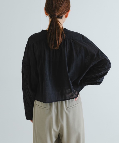 URBAN RESEARCH（アーバンリサーチ）の「コットンボイルタックショートシャツ（シャツ/ブラウス・レディース・オフホワイト/ベージュ/ブラック・FREE）」の14枚目の写真