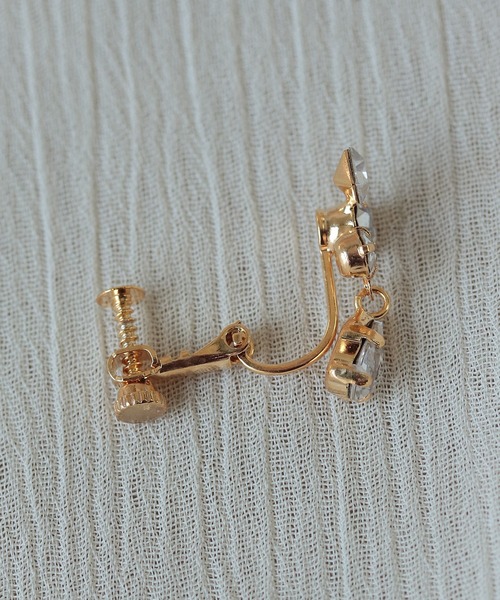 NOIR DE POUPEE（ノワールドプーペ）の「crystal bijou スイングペアシェイプイヤリング（イヤリング・レディース・ゴールド・FREE）」の4枚目の写真