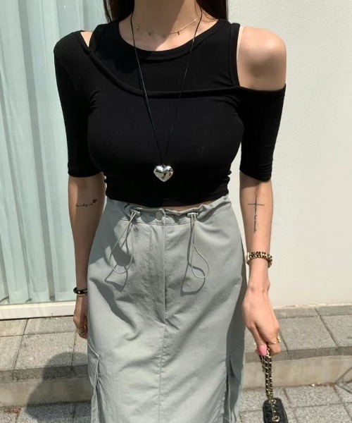 LAC-VERT(ラック・ヴェール)の「【カップ付き】ホルターオフショルTシャツ(Tシャツ/カットソー・レディース・ブラック/グリーン/ホワイト・FREE)」の3枚目の写真