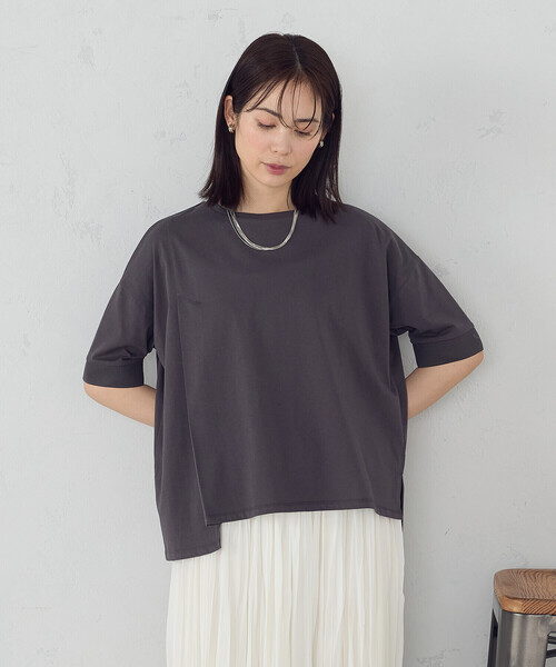 COMME CA ISM(コムサイズム)の「【接触冷感・抗菌防臭】アシンメトリーTシャツ(Tシャツ/カットソー・レディース・ベージュ/ブラック/ライトグレー/チャコール・LARGE/MEDIUM)」の3枚目の写真