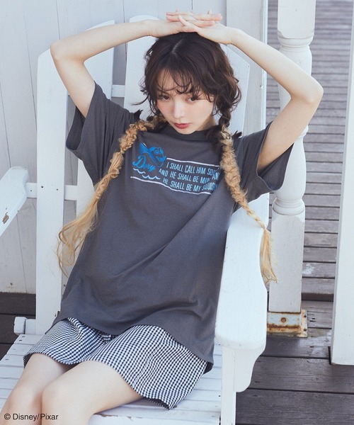 earth music&ecology（アースミュージックアンドエコロジー）の「Finding Nemo/シリコンプリントＴシャツ（Tシャツ/カットソー・レディース・チャコールグレー/オフホワイト・FREE）」の3枚目の写真