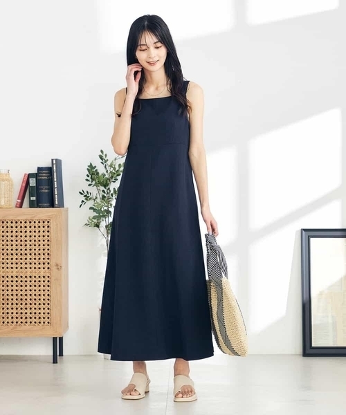a.v.v（アーヴェヴェ）の「【接触冷感/UVカット/イージーケア】麻調ノースリーブフレアワンピース（ワンピース・レディース・ベージュ/ネイビー・36/40/38）」の2枚目の写真