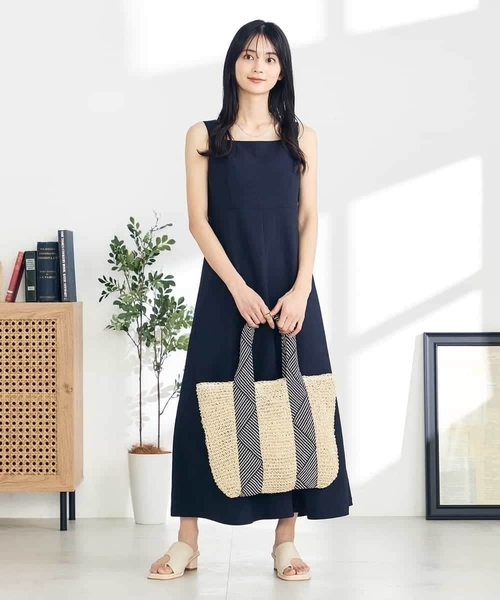 a.v.v（アーヴェヴェ）の「【接触冷感/UVカット/イージーケア】麻調ノースリーブフレアワンピース（ワンピース・レディース・ベージュ/ネイビー・36/40/38）」の6枚目の写真