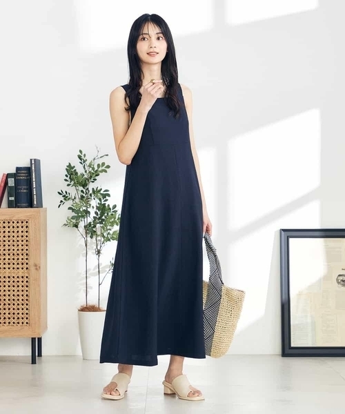 a.v.v（アーヴェヴェ）の「【接触冷感/UVカット/イージーケア】麻調ノースリーブフレアワンピース（ワンピース・レディース・ベージュ/ネイビー・36/40/38）」の7枚目の写真